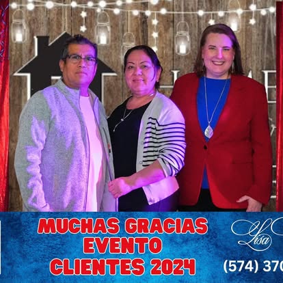 Lisa Collio with two clients at her 2024 client appreciation event, in front of a photo-booth backdrop reading "Muchas gracias — Evento Clientes 2024."